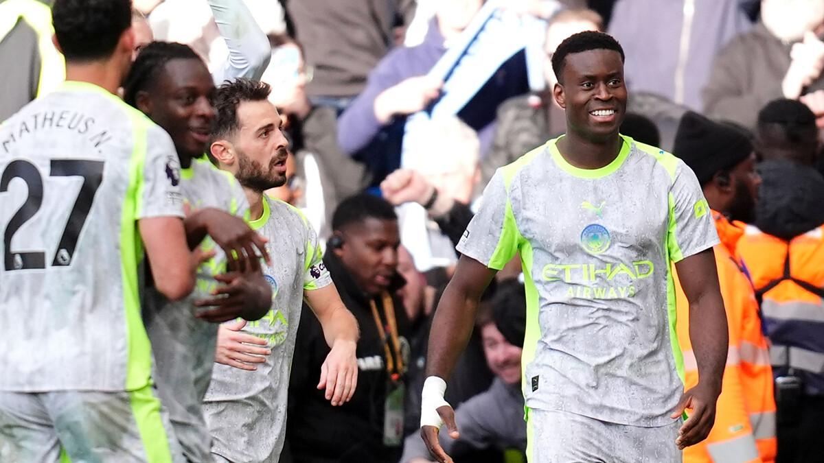 'Are you watching, Arsenal?' City thump Chelsea to seize title-race initiative