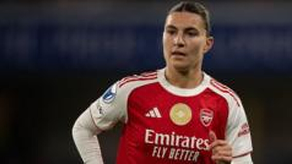 Arsenal defender Catley signs new contract