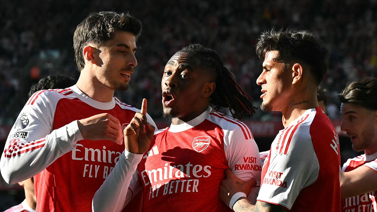 Arsenal go top but suffer injuries in Newcastle win