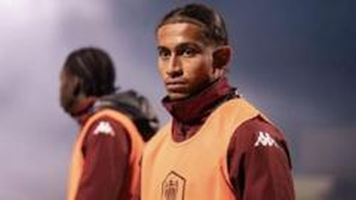 Dos Santos signs first contract after bar fire