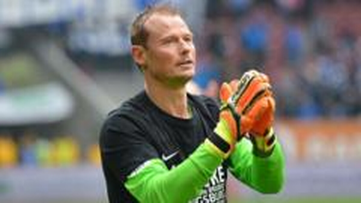 Ex-keeper Manninger dies after car hit by train
