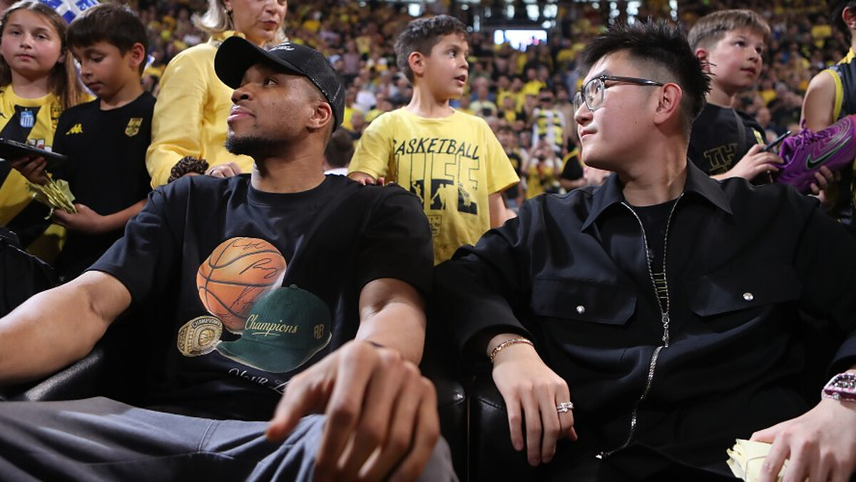 Giannis Antetokounmpo and his family attend Aris’ game