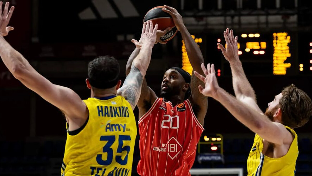 Hapoel Tel Aviv qualifies for the Euroleague playoffs after defeating Maccabi Tel Aviv