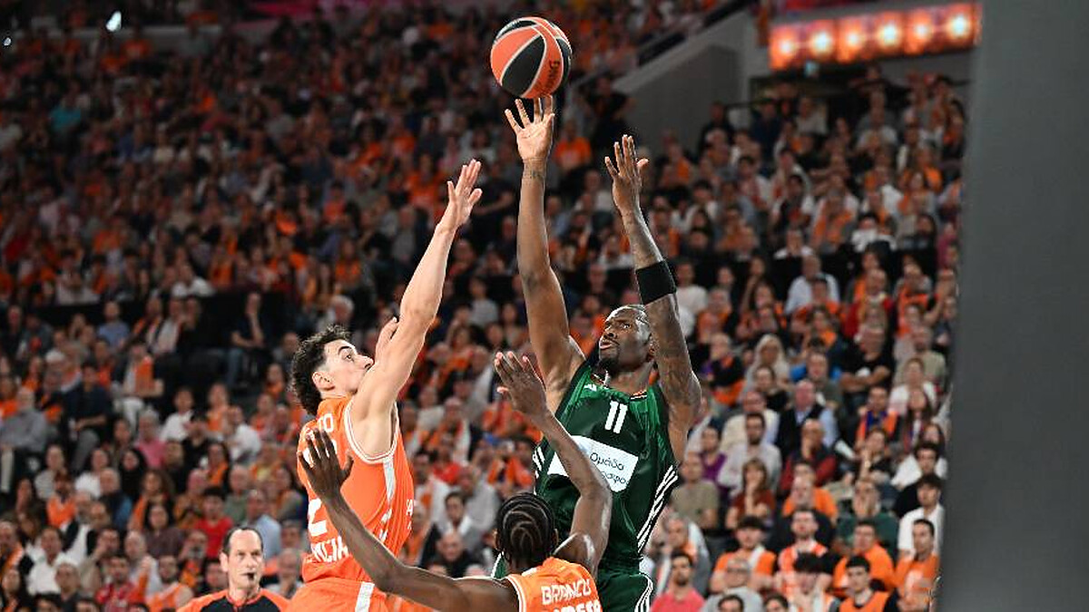 Hayes-Davis after a game-winner: “We have the luxury to play in front of probably the world’s best fans”