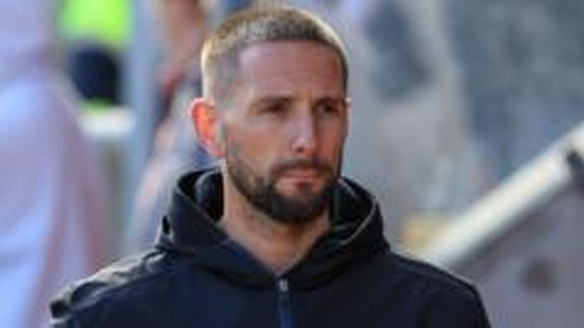 Head coach Hourihane to leave Barnsley