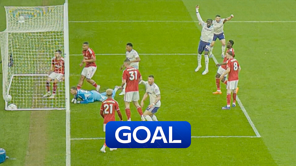 Murillo's OG gives Villa the lead at City Ground!