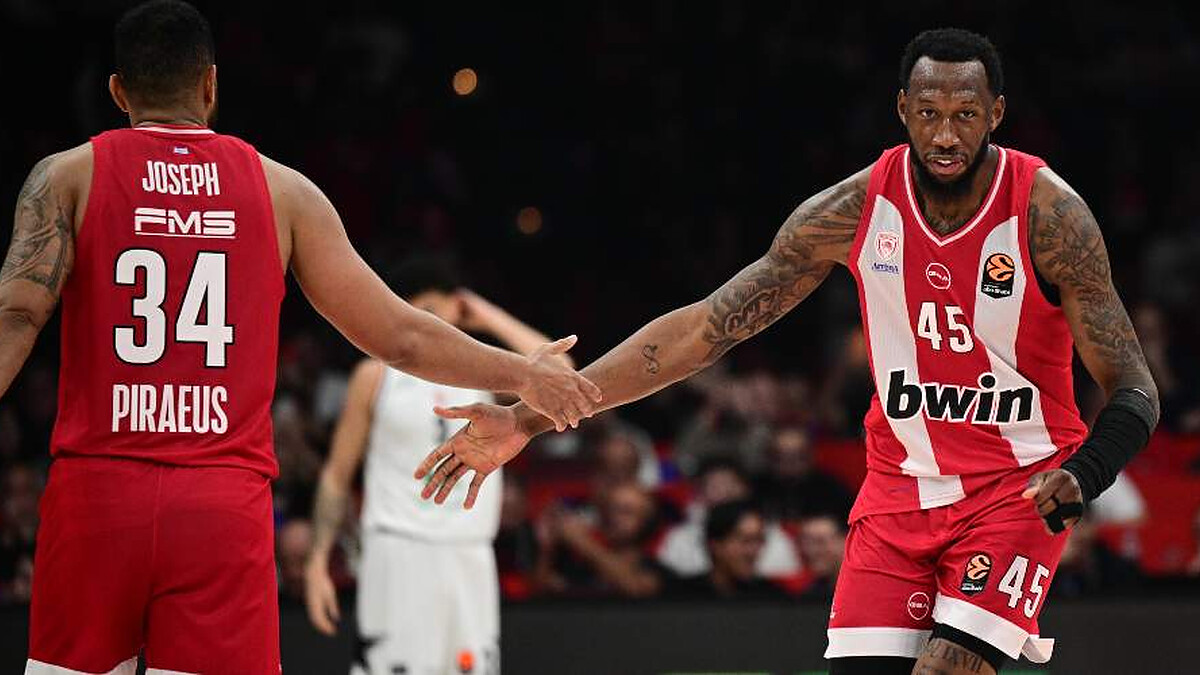 Olympiacos crushed Milano and secured the top spot in EuroLeague