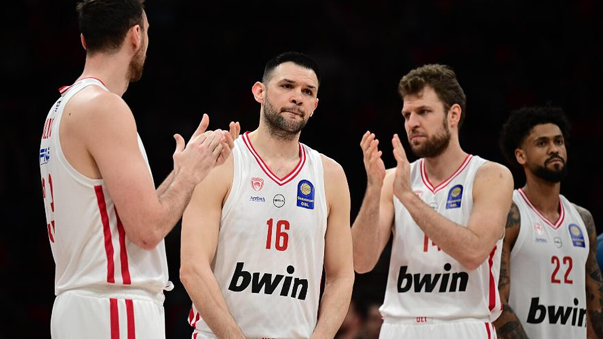 Papanikolaou hits 800 games as Olympiacos retains perfect domestic record