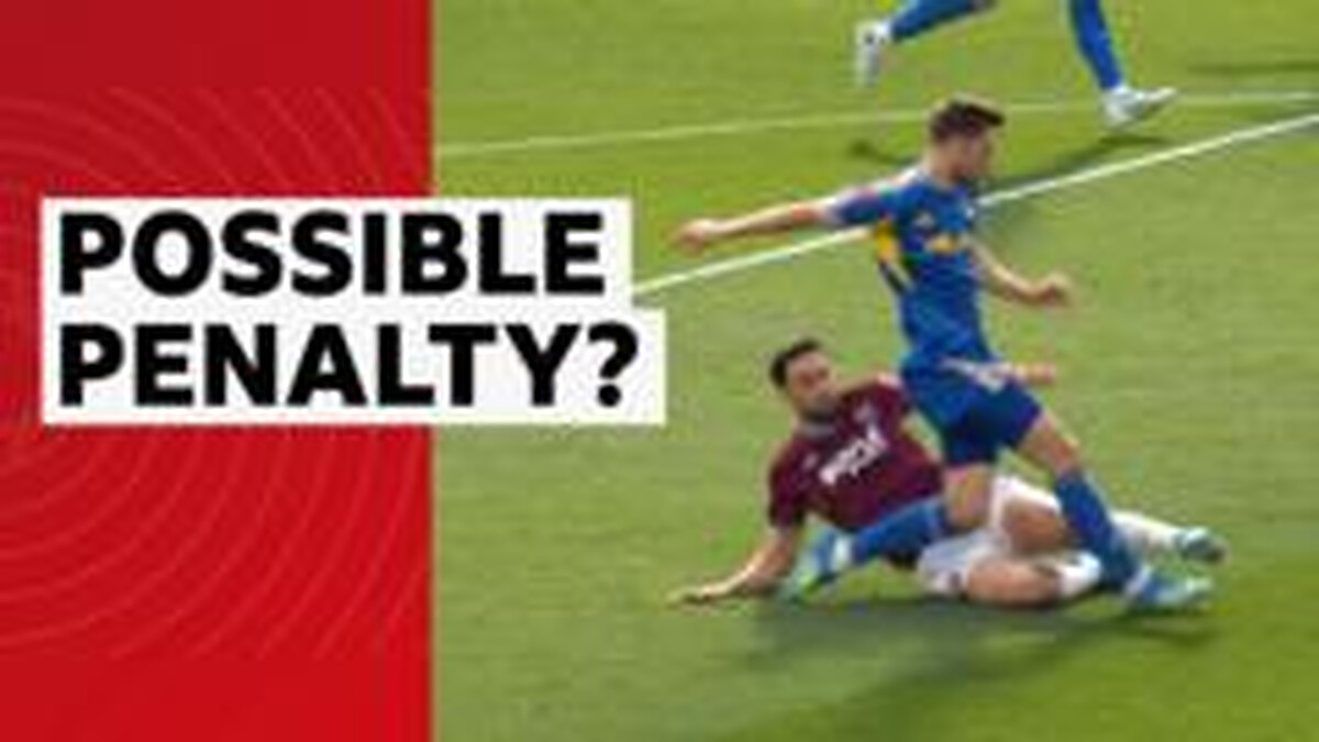 Should Leeds have been awarded a penalty for this late challenge?