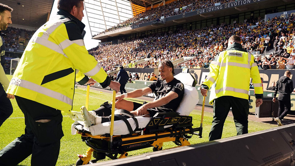 Simons to miss rest of season and World Cup with knee injury