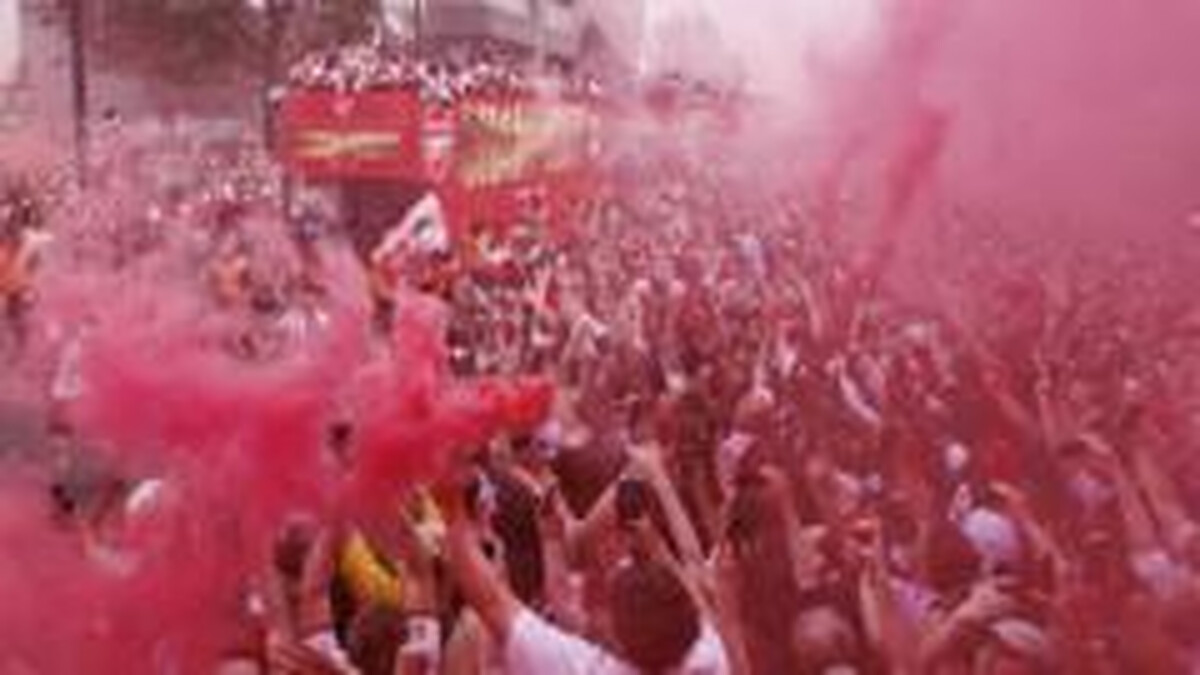Arsenal fans turn streets red for Premier League title parade