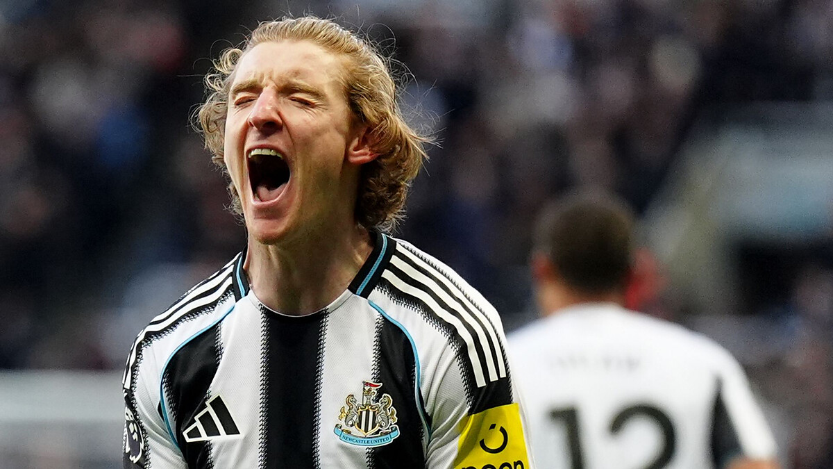 Barcelona join race to sign Gordon as talks begin