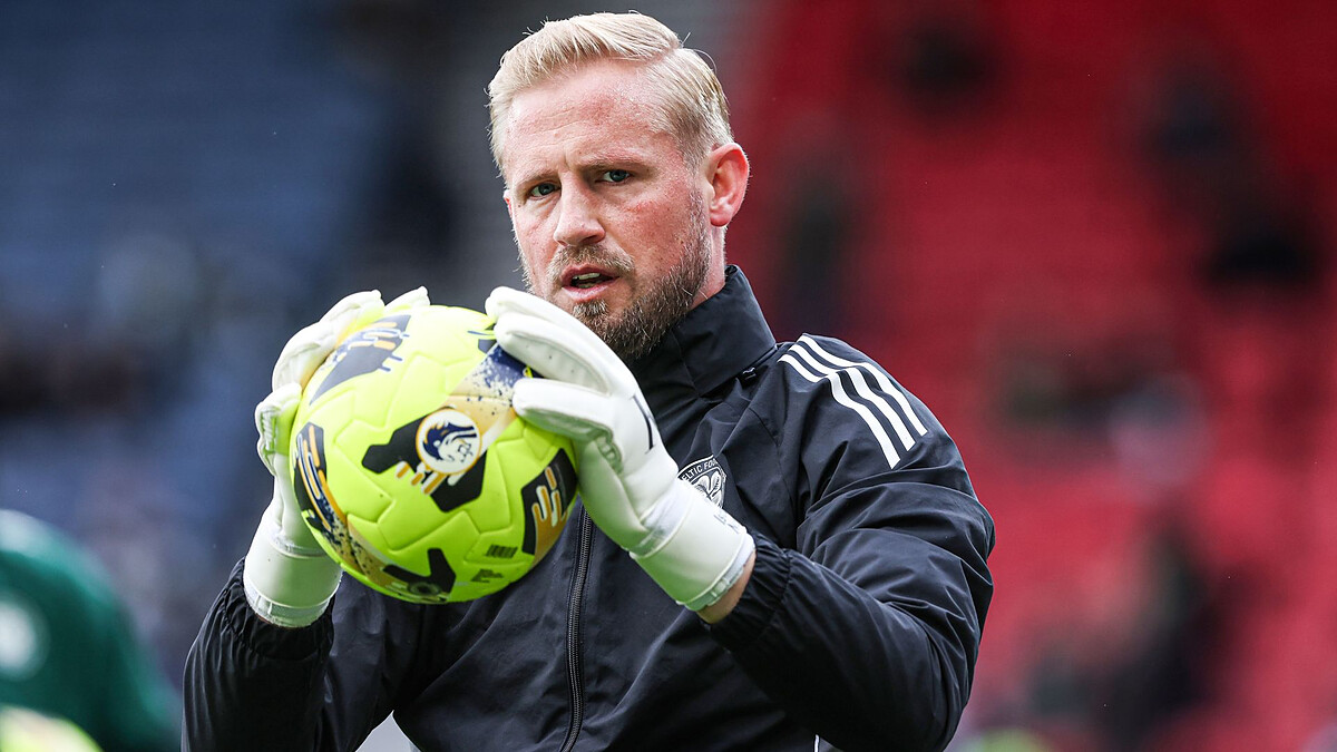 Celtic and former Leicester 'keeper Schmeichel retires