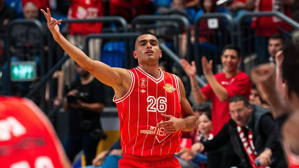 Hapoel Tel Aviv dominates at home to stay in the fight for the lead