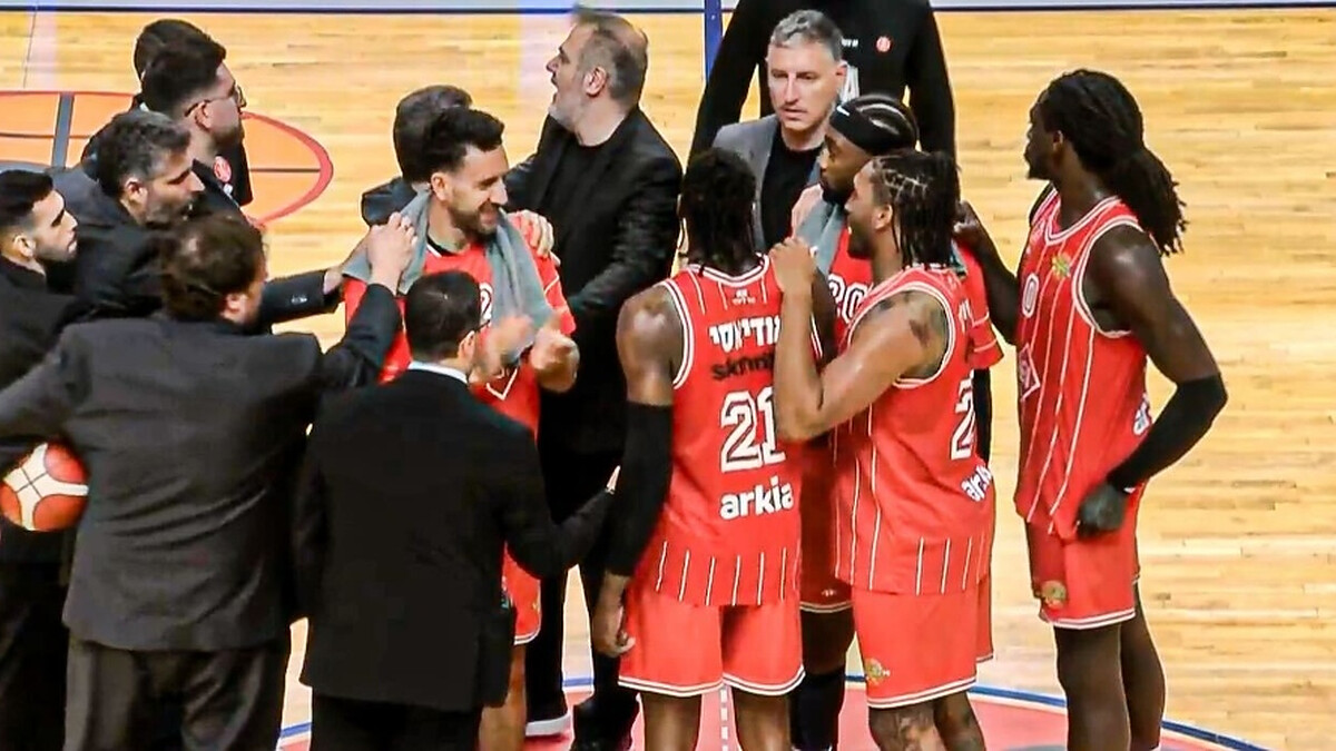 Hapoel Tel Aviv game ends at half time with only one player left on the court