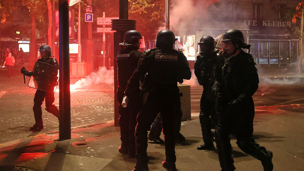 Hundreds arrested in France as clashes disrupt PSG celebrations