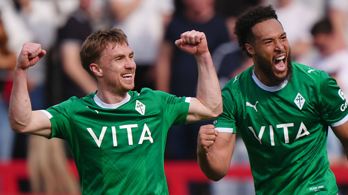 Late defensive calamity gifts Stockport edge in L1 play-off tie