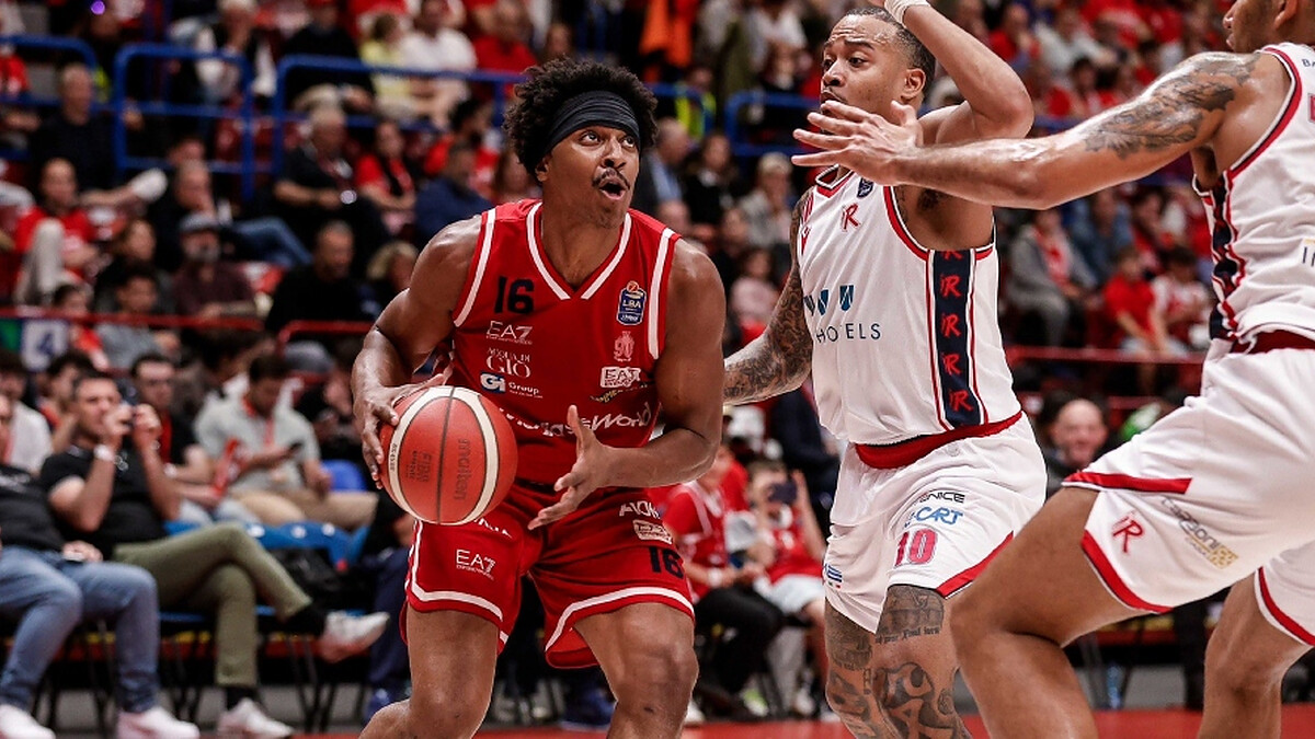Milan kicks off the playoffs with an easy win