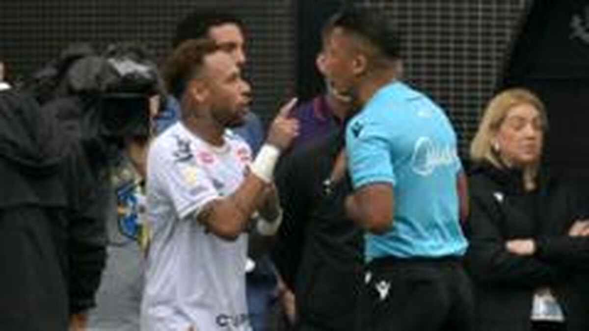 Neymar furious as he is wrongly substituted