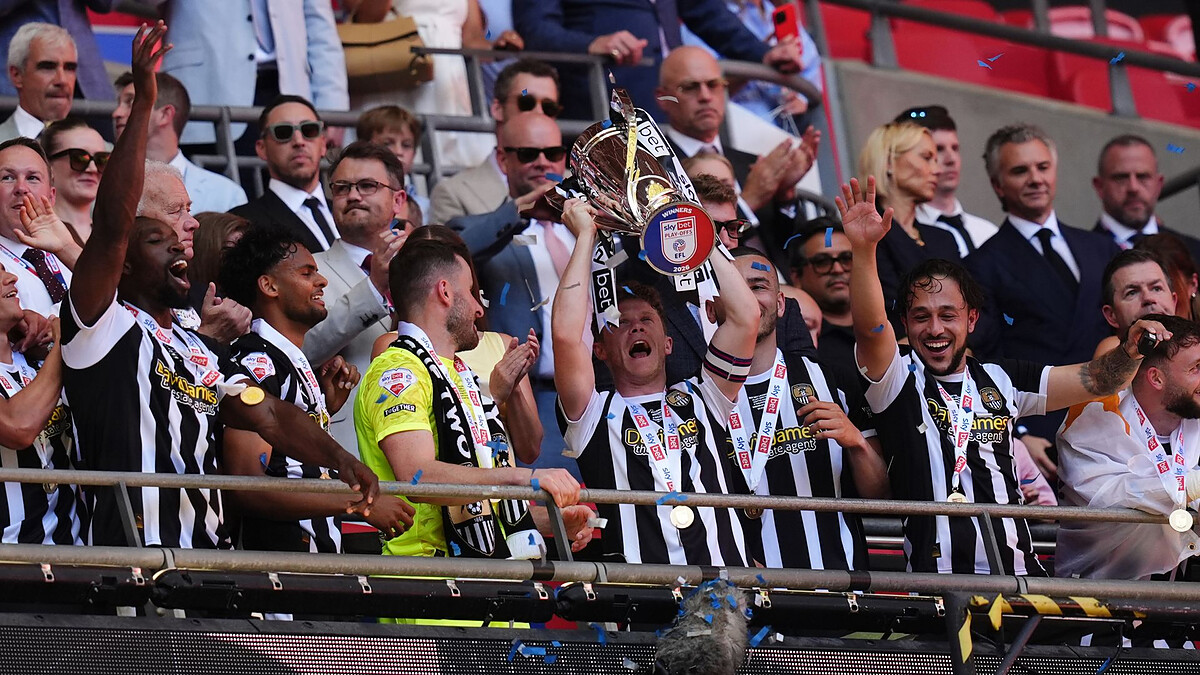 Notts County ease past Salford to seal promotion to League One