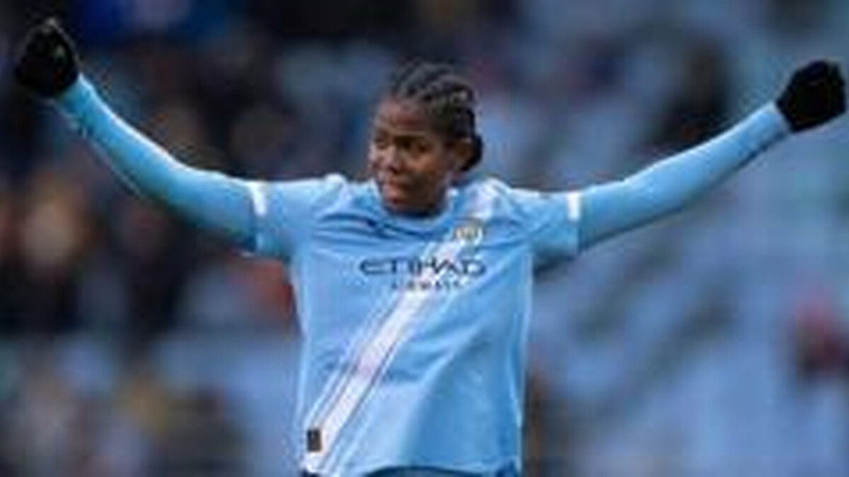Shaw named Football Writers' Women's Player of Year