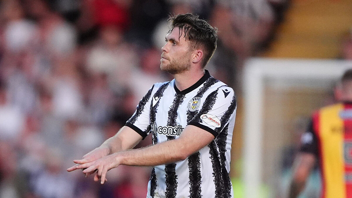 St Mirren retain Premiership status as Fraser volley downs Partick Thistle