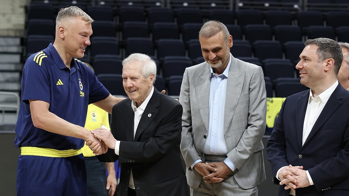 Aziz Yildirim visits Fenerbahce players ahead of Turkish League Finals
