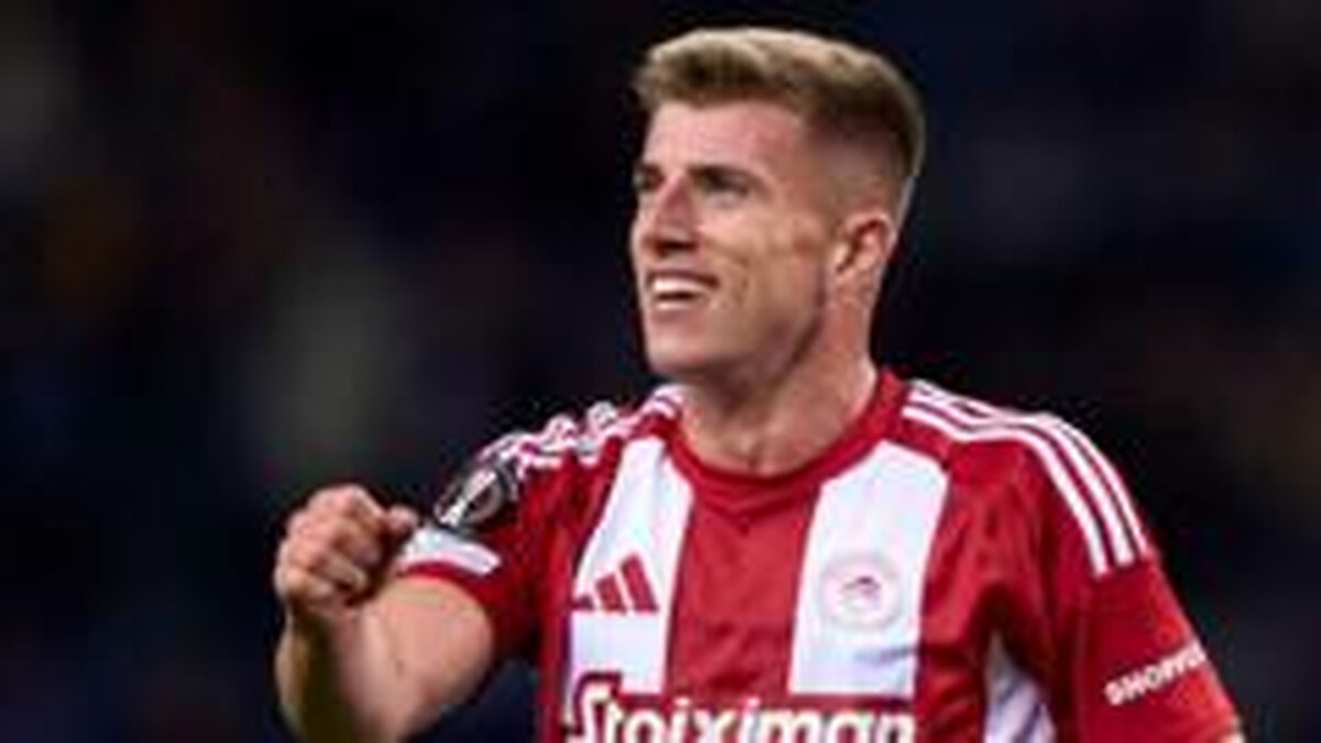 Brighton sign defender Costinha from Olympiacos