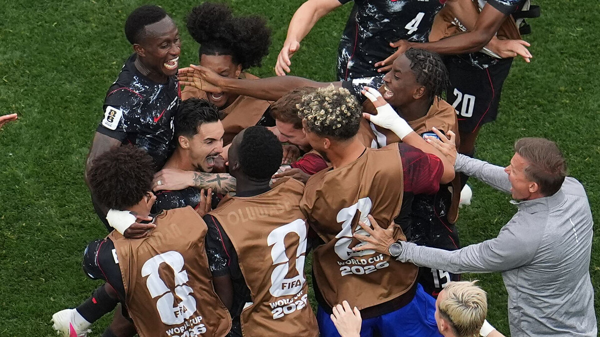 Canada secure last-16 place after dramatic late winner vs South Africa