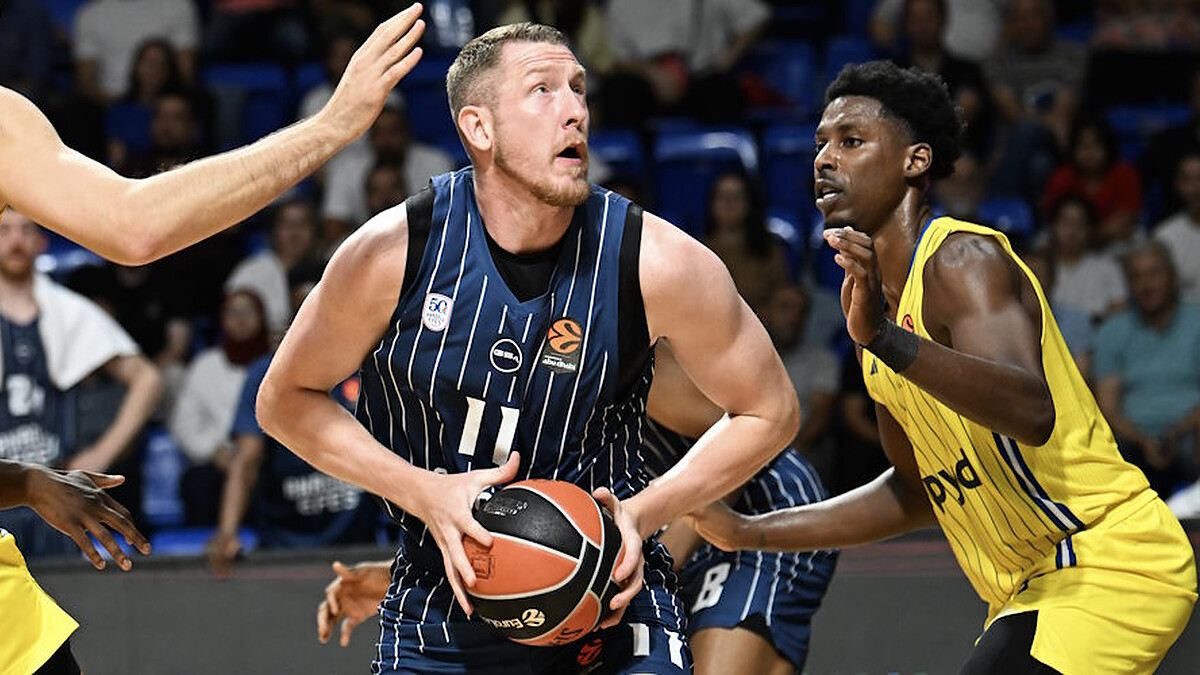 Efes parts ways with veteran Latvian big Rolands Smits