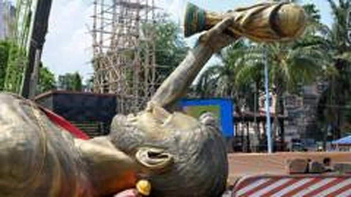 India's 'unsafe' 70ft Messi statue taken down