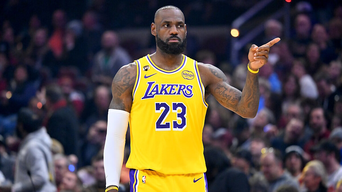 LeBron James negotiates Lakers extension to return for 24th season