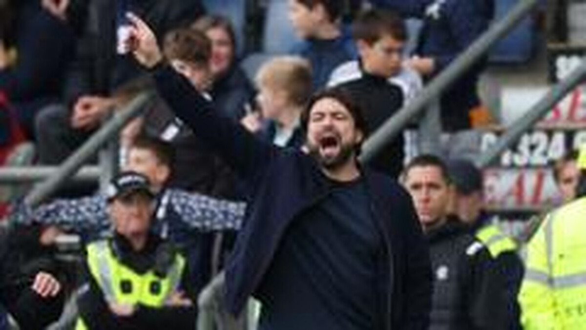 Leicester close in on Martin appointment