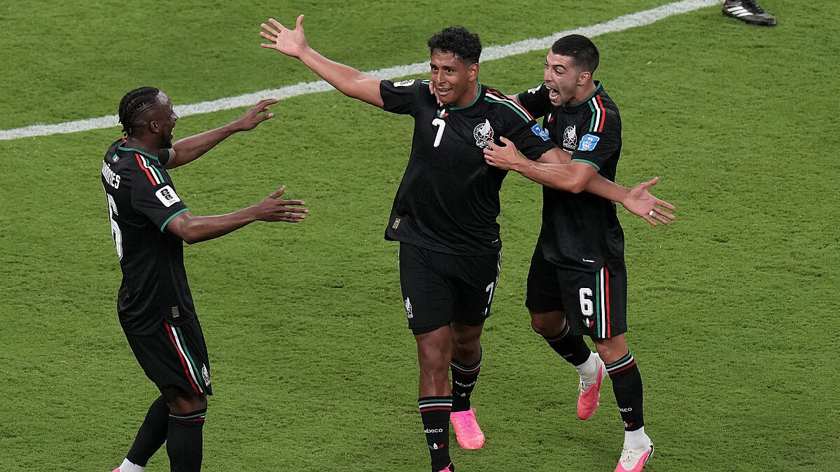 Mexico beat South Korea to become first nation to earn WC knockout spot