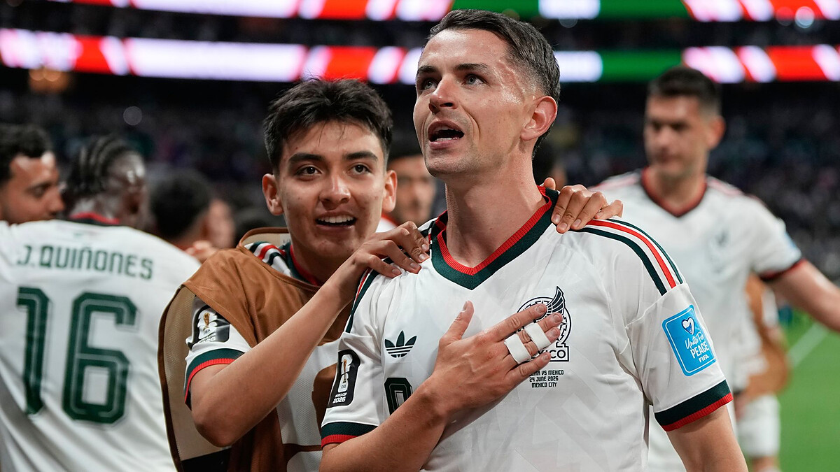 Ochoa and Mora make World Cup history as Mexico down Czech Republic