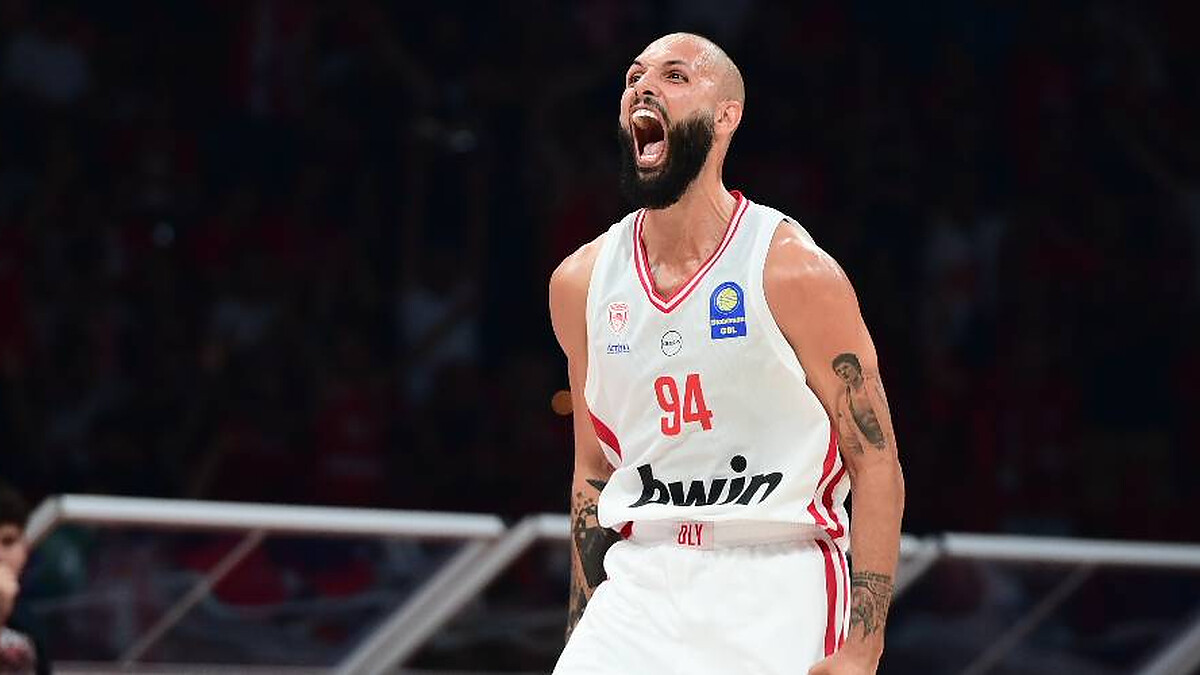 Olympiacos defeats Panathinaikos and takes the lead in the Finals