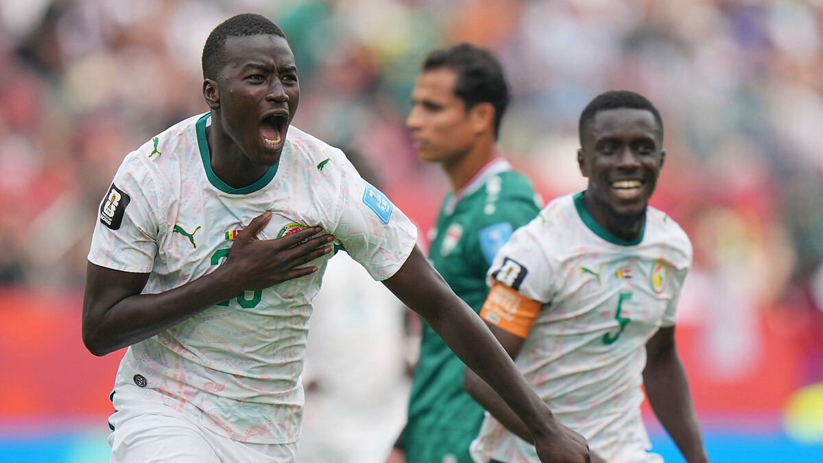 Senegal thrash Iraq to close on World Cup knockout stages