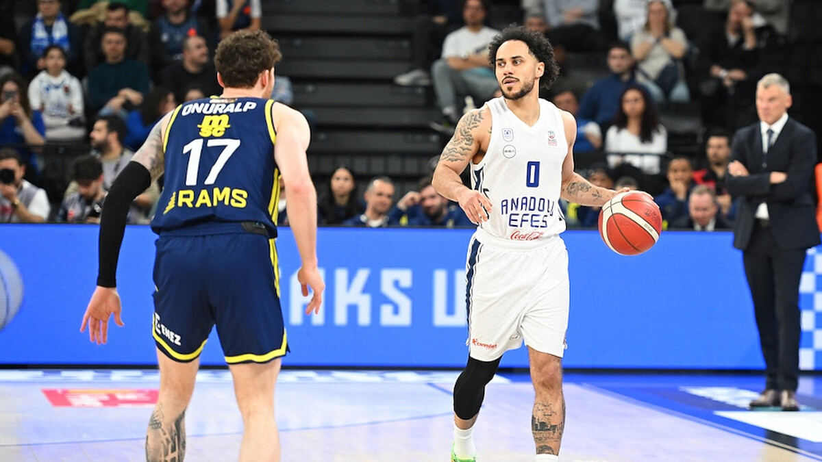 Shane Larkin shines and Anadolu Efes stays alive against Fenerbahçe
