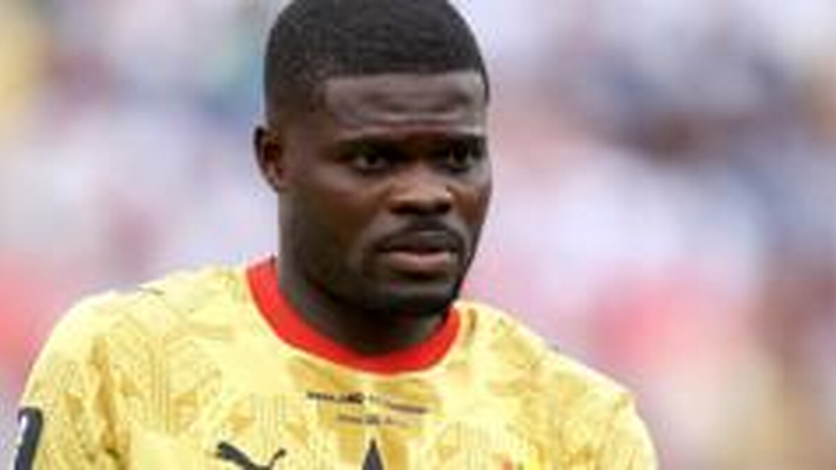 Spence appears not to shake hands with Partey