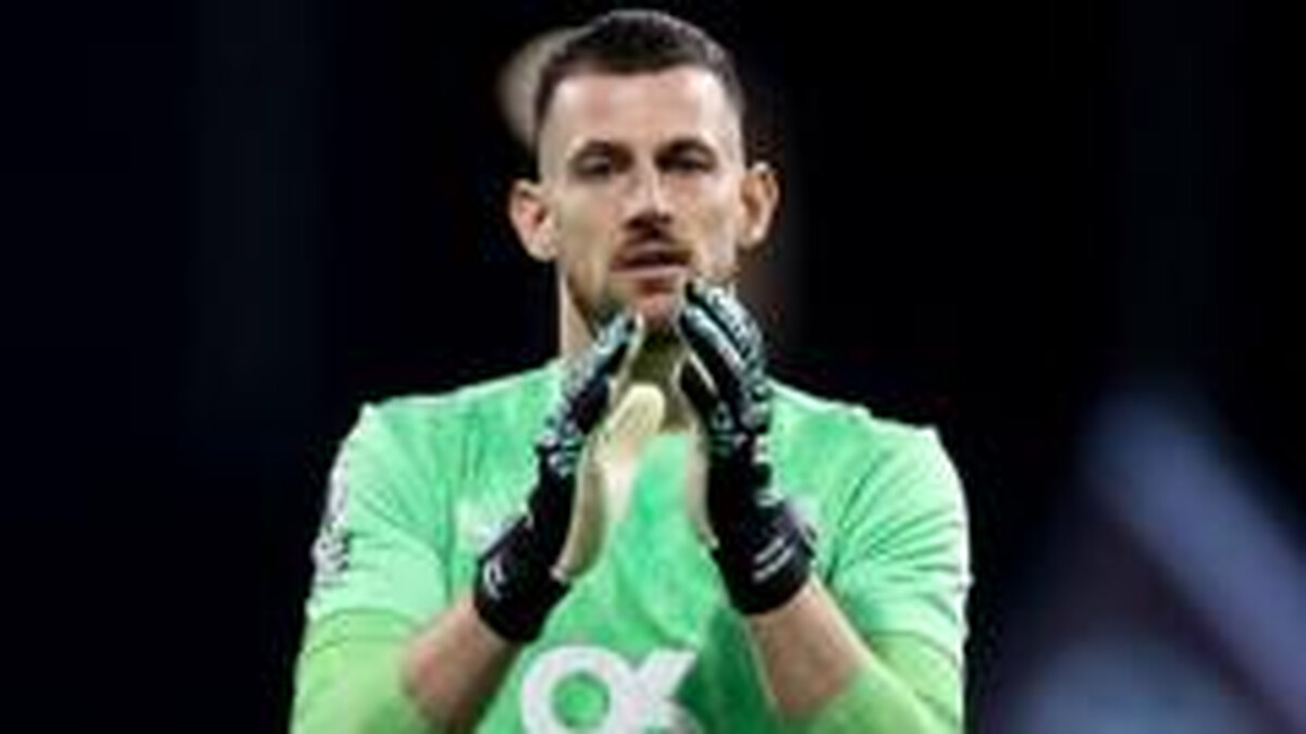 Spurs sign Burnley's Dubravka on free transfer