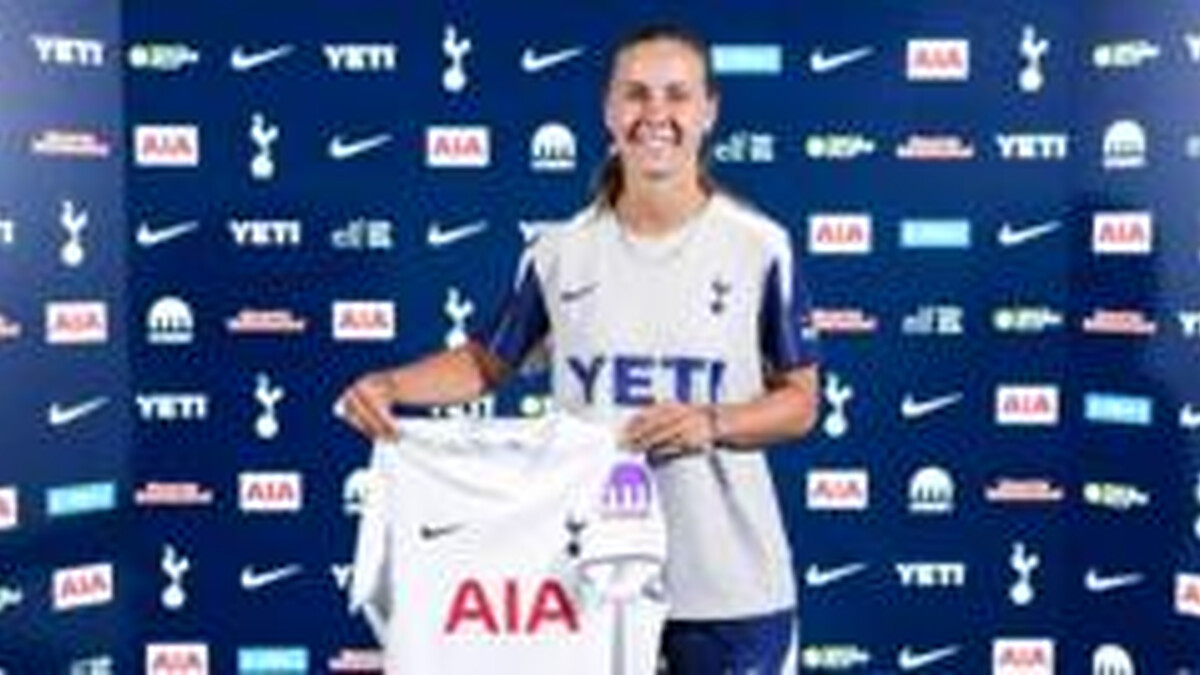 Tottenham sign former Arsenal midfielder Pelova