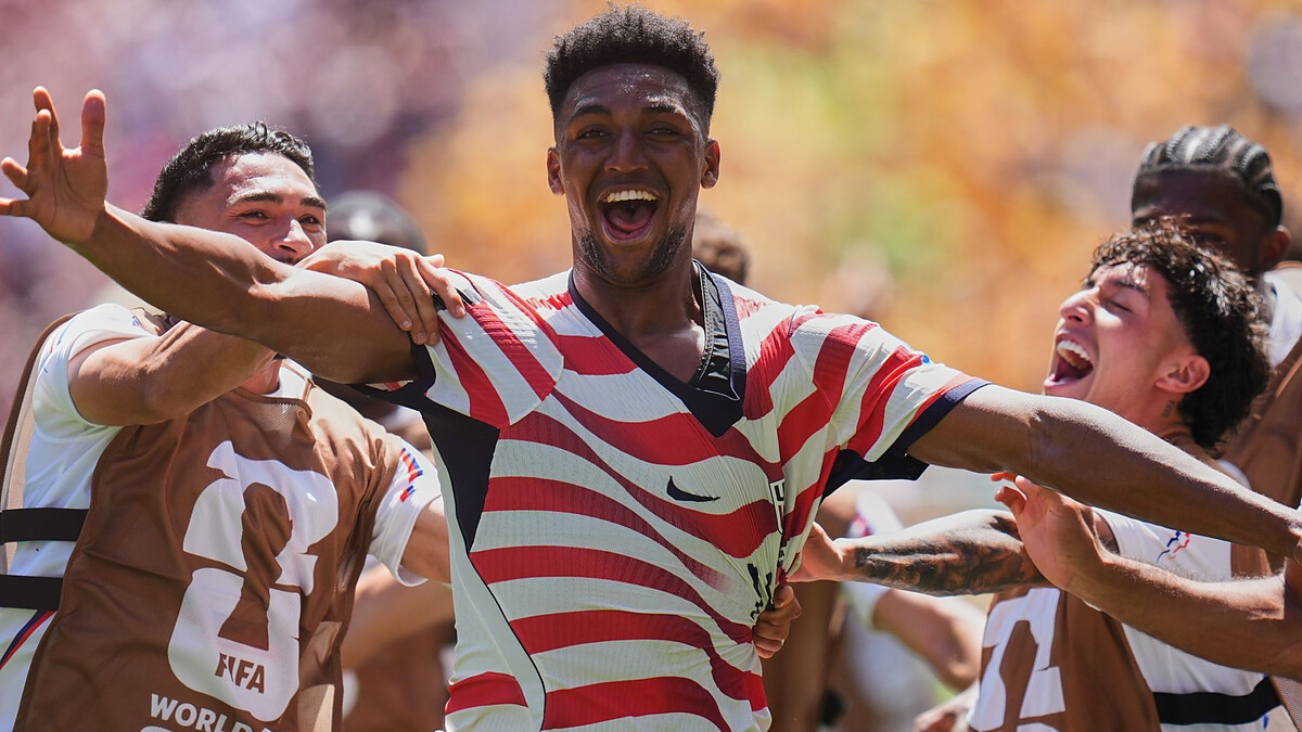 USA clinch place in World Cup knockouts with win over Australia
