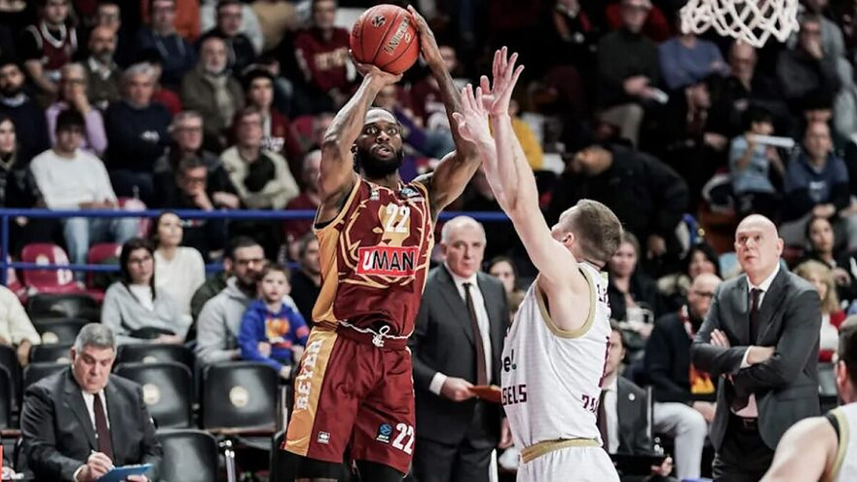 Venezia stays alive, cuts Milano’s Finals lead