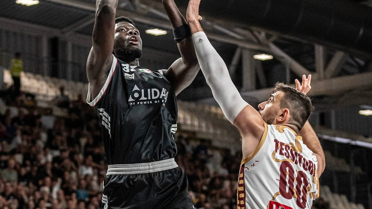 Virtus dominates Venezia at home to tie the semifinals