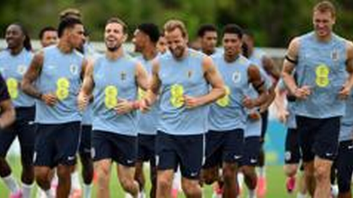 What is SkyJo? The card game being played in the England camp