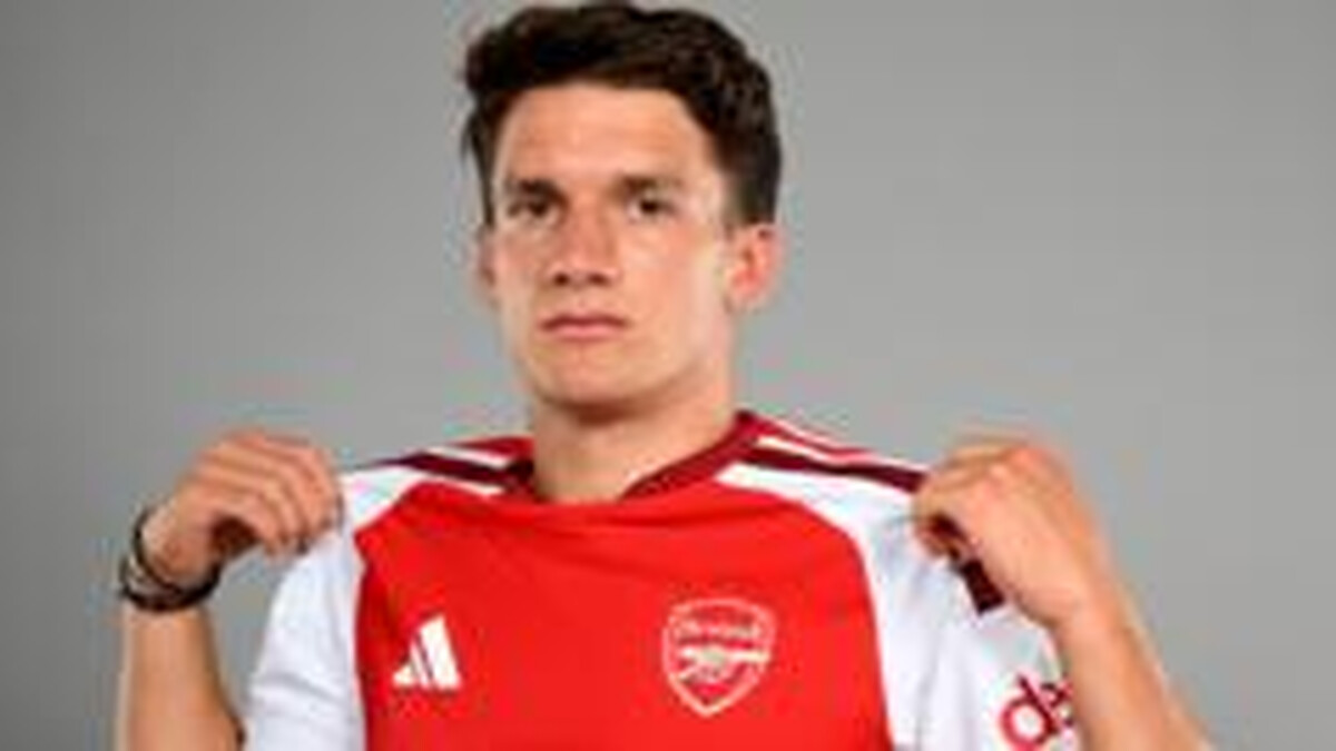 Arsenal sign Greek forward Tzolis for £34m
