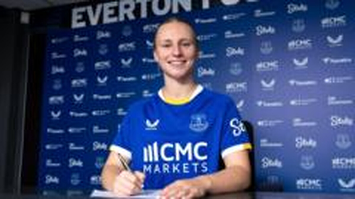Australia striker McNamara joins Everton