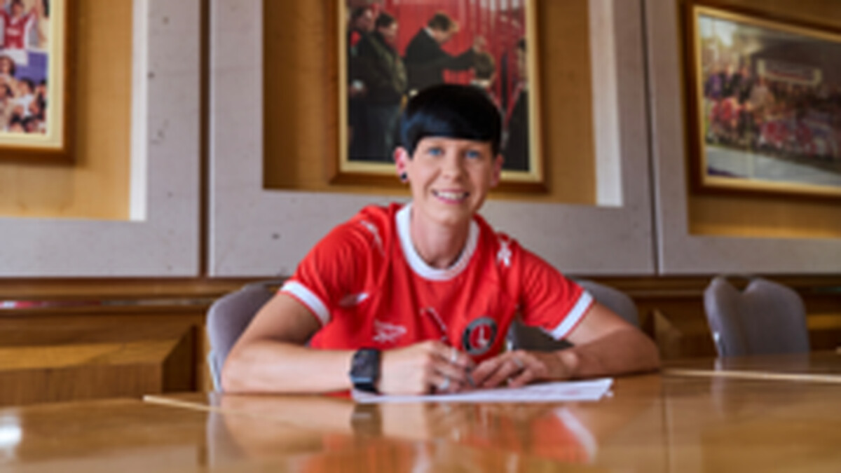 Charlton Athletic sign Leicester's Neville