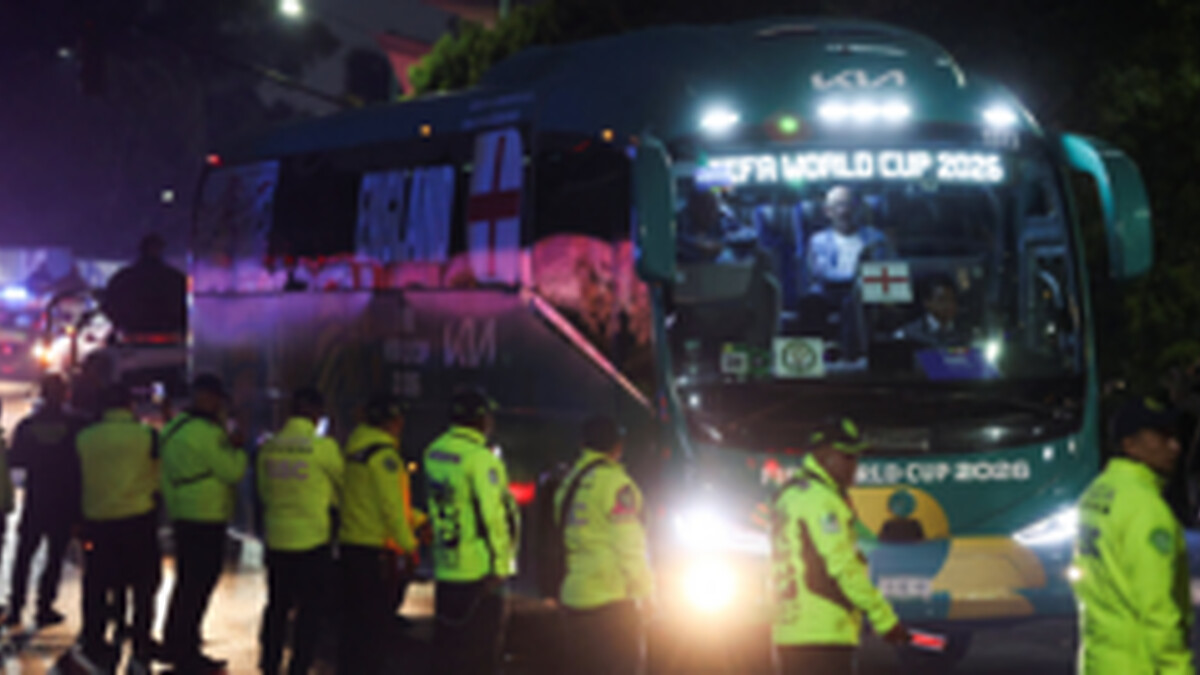 England team booed on arrival at Mexico City hotel