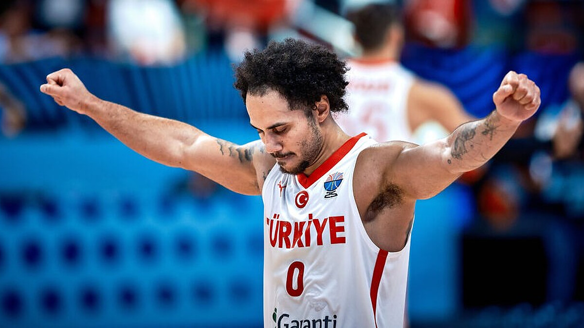Fenerbahce officially presents Shane Larkin in yellow and navy blue